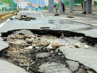 兰州遇今年最强降雨 一主干道路面塌陷