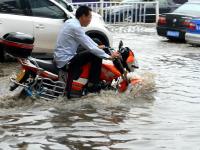 兰州遇今年最强降雨 一主干道路面塌陷