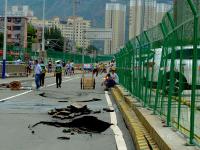 兰州遇今年最强降雨 一主干道路面塌陷