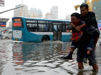 兰州遇今年最强降雨 一主干道路面塌陷