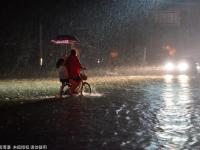 河南安阳遭百年一遇暴雨 城区汪洋如大海