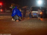 河南安阳遭百年一遇暴雨 城区汪洋如大海