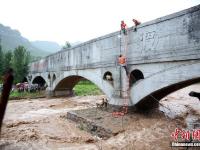 河南济源山洪爆发 消防队员救人又救羊