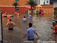 河北邯郸遭暴雨袭击 民警用肩膀转移儿童