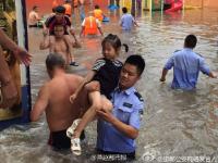河北邯郸遭暴雨袭击 民警用肩膀转移儿童