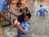河北邯郸遭暴雨袭击 民警用肩膀转移儿童