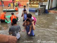 河北邯郸遭暴雨袭击 民警用肩膀转移儿童