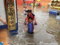 河北邯郸遭暴雨袭击 民警用肩膀转移儿童