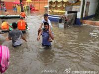 河北邯郸遭暴雨袭击 民警用肩膀转移儿童