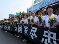 许昌20万人夹道迎接维和牺牲烈士回家