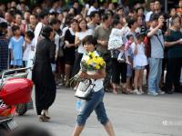许昌20万人夹道迎接维和牺牲烈士回家