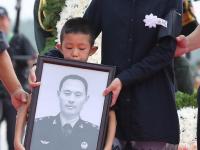 许昌20万人夹道迎接维和牺牲烈士回家