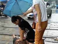 河南90后女护士雨中跪地救人 膝盖磨破全身是泥