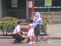 上海高温40℃ 小女孩帮环卫工妈妈扫地