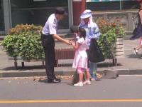 上海高温40℃ 小女孩帮环卫工妈妈扫地