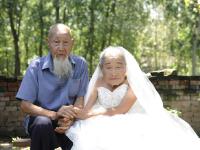 秀恩爱秀到100岁：安徽“钻石婚”夫妻拍婚纱照