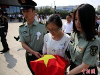 组图：维和烈士魂归故里 数万乡亲泪别英雄