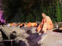 北京大雨夜 上千养路工人通宵执勤睡路边