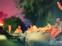 北京大雨夜 上千养路工人通宵执勤睡路边