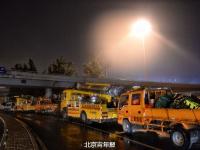 北京大雨夜 上千养路工人通宵执勤睡路边