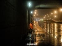 北京大雨夜 上千养路工人通宵执勤睡路边