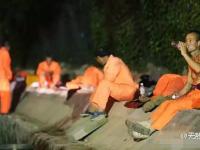 北京大雨夜 上千养路工人通宵执勤睡路边