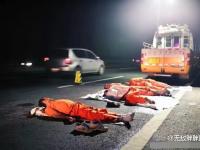 北京大雨夜 上千养路工人通宵执勤睡路边