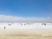 青海茶卡盐湖迎旅游高峰 “天空之境”醉游人