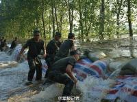湖北老观湖大堤突然决口 战士紧急抢救