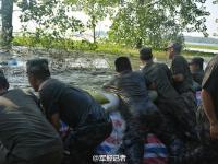 湖北老观湖大堤突然决口 战士紧急抢救