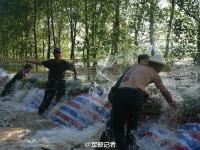湖北老观湖大堤突然决口 战士紧急抢救