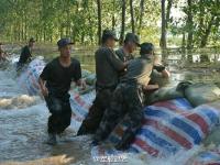 湖北老观湖大堤突然决口 战士紧急抢救