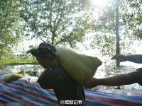 湖北老观湖大堤突然决口 战士紧急抢救