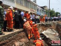 成都一施工工地发生垮塌2人被埋后获救