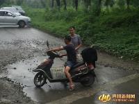 成都隧道积水 “捞牌哥”2天捞20多副车牌