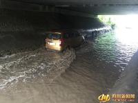 成都隧道积水 “捞牌哥”2天捞20多副车牌