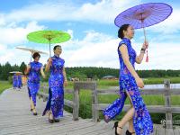 河北木兰围场上演千人旗袍秀