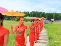河北木兰围场上演千人旗袍秀