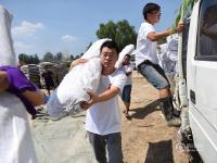 王宝强给邢台洪灾捐助15万物资 哥哥帮运
