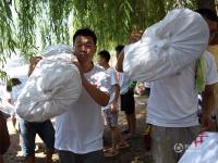 王宝强给邢台洪灾捐助15万物资 哥哥帮运