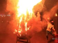 彝族欢度火把节 数万民众“玩火”狂欢