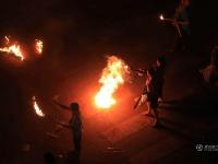 彝族欢度火把节 数万民众“玩火”狂欢