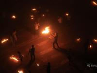 彝族欢度火把节 数万民众“玩火”狂欢