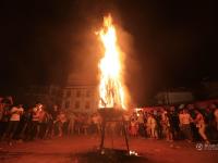 彝族欢度火把节 数万民众“玩火”狂欢