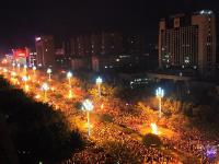 彝族欢度火把节 数万民众“玩火”狂欢