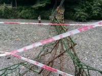 峨眉山一铁索桥断裂侧翻 7名游客受伤