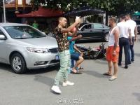 成都男子高呼“警察打人” 阻碍执法被拘