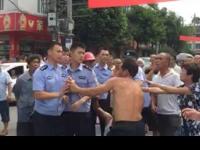 成都男子高呼“警察打人” 阻碍执法被拘