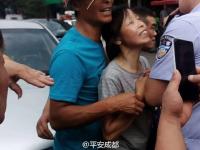 成都男子高呼“警察打人” 阻碍执法被拘