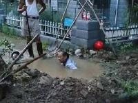 六旬抢修工扎进污水修管道 被赞“最美双腿”